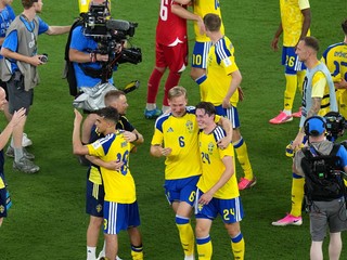 Futbalisti Švédska oslavujú výhru s Tuniskom.