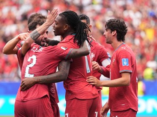 Futbalista Portugalska Rafael Leao sa so spoluhráčmi raduje z gólu.