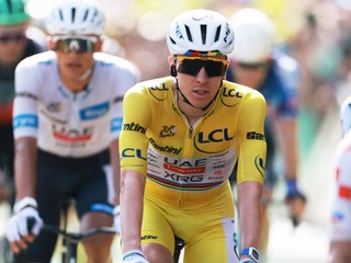 Slovinský cyklista Tadej Pogačar v žltom drese lídra Tour de France 2026.