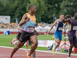 Na snímke vľavo Bayanda Walaza (Juhoafrická republika) víťazí v behu na 100 metrov počas hlavného programu 61. ročníka atletického TIPOS P-T-S mítingu v Banskej Bystrici.