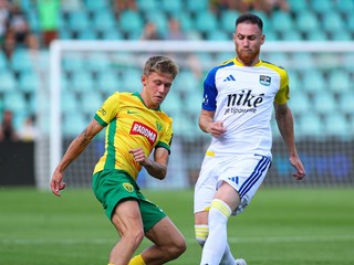 Timotej Hranica (Žilina) a Dávid Gallovič (Košice) bojujú o loptu v zápase 1. kola futbalovej Niké ligy.