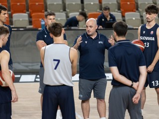Na snímke tréner slovenskej mužskej basketbalovej reprezentácie do 20 rokov Mikel Odriozola (uprostred).