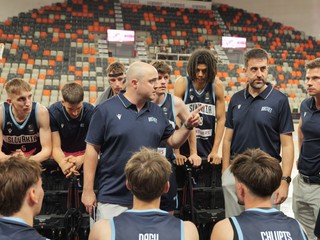 Na snímke uprostred tréner slovenských basketbalistov Mikel Odriozola počas zápasu B-divízie.