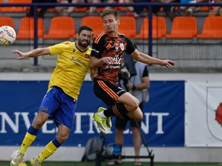 Alexander Selecký (Ružomberok) a vľavo Andreas Gruber (Dunajská Streda) bojujú o loptu v zápase 1. kola Niké ligy.