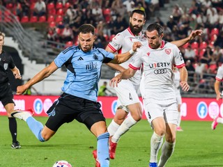 Na snímke zľava Mykola Kucharevyč (Slovan), Vahid Selimovic (Iberia) a Jemal-Giorgi Jinjolava (Iberia).