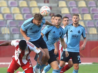 Adam Griger (Slovan) hlavičkuje počas zápasu 1. kola futbalovej Niké ligy MFK Dukla Banská Bystrica - ŠK Slovan Bratislava.