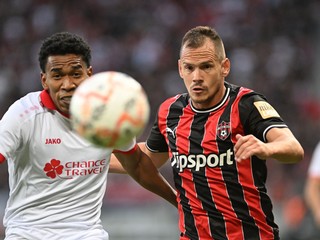 Na snímke vpravo hráč Trnavy Martin Mikovič a hráč CSKA Diego Medina.