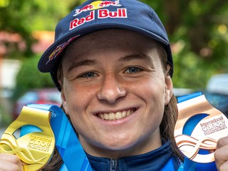 Zuzana Paňková, ktorá sa vrátila zo svetového šampionátu v americkom meste Oklahoma City, pózuje so zlatou a bronzovou medailou.