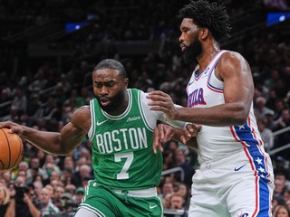 Krídelník Boston Celtics Jaylen Brown (č. 7) preniká pod kôš proti centru Philadelphia 76ers Joelovi Embiidovi (vpravo).
