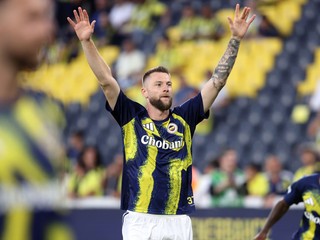 Slovenský hráč Fenerbahce Milan Škriniar zdraví fanúšikov pred prvým zápasom 2. predkola Ligy majstrov Fenerbahce Istanbul – Górnik Zabrze.