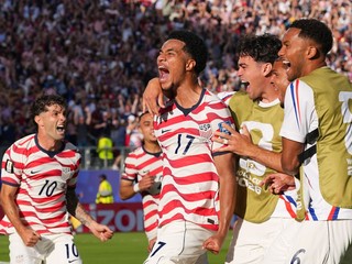 Malik Tillman (17) oslavuje so spoluhráčmi po góle z priameho kopu počas zápasu osemfinále Majstrovstiev sveta vo futbale medzi Spojenými štátmi a Bosnou.