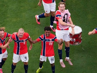 Nórski hráči zľava Patrick Berg, Erling Haaland, Oscar Bobb, Kristian Thorstvedt a Julian Ryerson oslavujú.