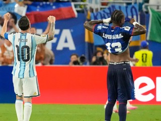 Sidny Lopes Cabral (13) z Kapverd a Lionel Messi (10) z Argentíny reagujú po šestnásťfinálovom zápase majstrovstiev sveta.