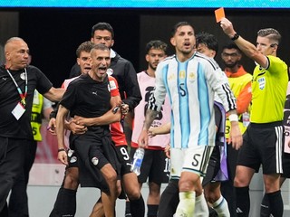 Rozhodca Francois Letexier ukazuje červenú