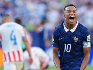 Francúzsky futbalista Kylian Mbappé (10) oslavuje víťazstvo svojho tímu po skončení zápasu osemfinále majstrovstiev sveta vo futbale medzi Paraguajom a Francúzskom.
