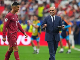 Tréner Portugalska Roberto Martínez (vpravo) dáva pokyny Cristianovi Ronaldovi (7).