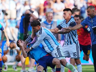 Leandro Paredes (5) a Gavi (9) počas finále MS 2026.