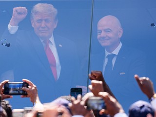 Vľavo prezident USA Donald Trump a prezident FIFA Gianni Infantino.