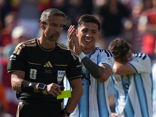 Enzo Fernández (24) z Argentíny tlieska rozhodcovi Slavkovi Vinčičovi zo Slovinska.