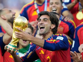 Španielsky útočník Ferran Torres s trofejou pre víťaza MS vo futbale.