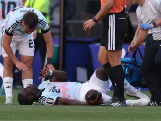 Zranený futbalista Belgicka Amadou Onana počas MS 2026.