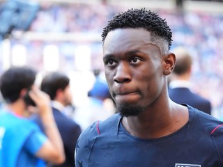 Američan Folarin Balogun (20) odchádza z ihriska po prehre v osemfinálovom dueli USA - Belgicko na majstrovstvách sveta vo futbale.