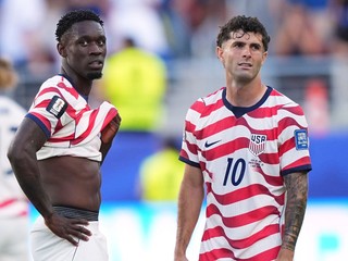 Americký Folarin Balogun (20) a Američan Christian Pulisic (10).