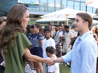 Kate, britská princezná z Walesu, a tohtoročný semifinalista mužskej dvojhry Brit Arthur Fery sa zdravia pred finále mužskej dvojhry.
