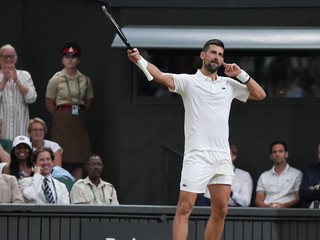 Novak Djokovič sa teší z postupu do semifinále Wimbledonu 2026. 