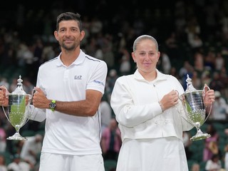 Lotyška Jelena Ostapenková a Salvádorčan Marcelo Arévalo oslavujú s víťaznou trofejou po triumfe.