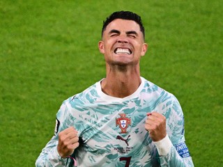 Futbalista Portugalska Cristiano Ronaldo sa raduje z gólu počas šestnásťfinálového zápasu Portugalsko - Chorvátsko na majstrovstvách sveta vo futbale.