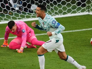 Cristiano Ronaldo oslavuje gól z pokutového kopu.