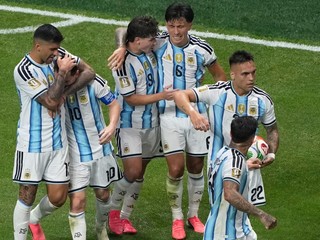 Argentína oslavuje gól.