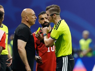 Tréner Egypťanov Hossam Hassan a rozhodca Francois Letexier z Francúzska v zápase osemfinále MS 2026 medzi Egyptom a Argentínou. 