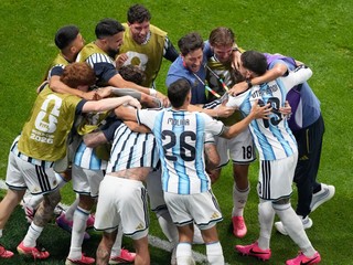 Argentínski hráči oslavujú postup do štvrťfinále na MS vo futbale 2026.
