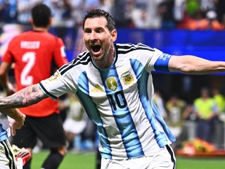 Argentínčan Lionel Messi (10) oslavuje svoj druhý gól počas zápasu osemfinále majstrovstiev sveta vo futbale medzi Argentínou a Egyptom.