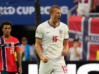 Anglický Dan Burn (15) oslavuje na konci štvrťfinálového futbalového zápasu majstrovstiev sveta medzi Nórskom a Anglickom.