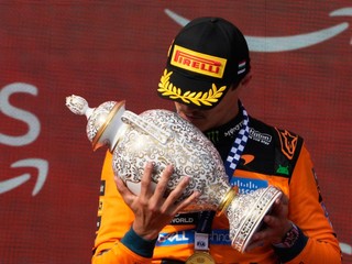 Lando Norris oslavuje víťazstvo na Veľkej cene Maďarska 2026.