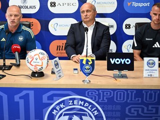 Na snímke zľava hlavný tréner klubu MFK Zemplín Michalovce Anton Šoltis, generálny manažér klubu Ivan Gondor a kapitán A-mužstva Lukáš Pauschek.