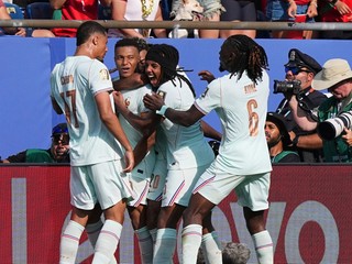Francúzsky hráč Kylian Mbappé (10) oslavuje so spoluhráčmi po tom, čo strelil úvodný gól svojho tímu.