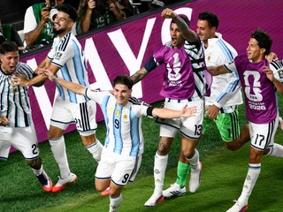 Argentínčan Julián Álvarez (9) oslavuje gól počas štvrťfinálového zápasu majstrovstiev sveta vo futbale.