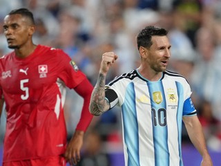 Argentínčan Lionel Messi (10) a Švajčiar Manuel Akanji (5) reagujú po štvrťfinálovom futbalovom zápase majstrovstiev sveta medzi Argentínou a Švajčiarskom.
