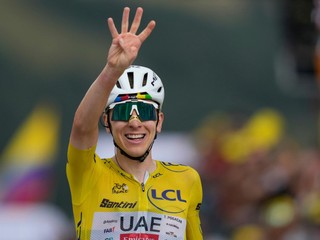 Slovinec Tadej Pogačar, ktorý má na sebe žltý dres lídra celkového poradia, oslavuje po prejazde cieľovou čiarou, keď vyhral štrnástu etapu cyklistických pretekov Tour de France.
