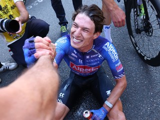 Jasper Philipsen sa raduje v cieli z víťazstva v 17. etape Tour de France 2026. 