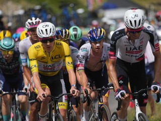 Cyklisti počas Tour de France 2026.