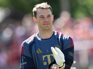 Na snímke brankár Bayernu Mníchov Manuel Neuer reaguje na tréningu v Mníchove.