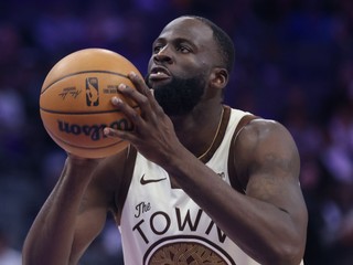 Basketbalista Golden State Warriors Draymond Green (23) strieľa v zápase zámorskej NBA Sacramento Kings - Golden State Warriors.