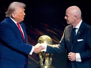 Donald Trump a Gianni Infantino.
