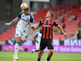 Hráč Trnavy David Polťák a hráč Michaloviec Polydefkis Volanakis počas zápasu 4. kola futbalovej Niké ligy medzi FC Spartak Trnava - MFK Zemplín Michalovce.