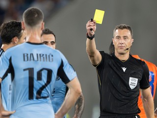 Na snímke zľava Kenan Bajrič (Slovan) a hlavný rozhodca mu udeľuje žltú kartu v prvom zápase play off Ligy majstrov vo futbale ŠK Slovan Bratislava - NK Celje.